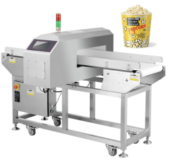 Tính năng nổi bật Thiết kế phù hợp HACCP Máy được thiết kế theo yêu cầu vệ sinh của ngành thực phẩm. Kết cấu thép không gỉ giúp thiết bị dễ vệ sinh. Máy cũng phù hợp với nhiều môi trường sản xuất khác nhau. Tự động điều chỉnh độ nhạy Thiết bị có chức năng tự động học sản phẩm. Máy có thể điều chỉnh thông số theo từng loại sản phẩm. Tính năng này giúp giảm ảnh hưởng của sản phẩm đến quá trình phát hiện. Phát hiện nhiều loại kim loại Máy có khả năng phát hiện nhiều loại tạp chất kim loại. Các loại kim loại gồm Fe, Non-Fe và SUS. Độ nhạy thay đổi theo kích thước cửa dò. Thông số cụ thể cần được lựa chọn theo sản phẩm thực tế. Cảnh báo bằng âm thanh và ánh sáng Khi phát hiện kim loại, máy sẽ phát cảnh báo. Hệ thống có thể báo động bằng âm thanh và hình ảnh. Băng tải có thể tự động dừng khi phát hiện sản phẩm lỗi. Nếu trang bị cơ cấu loại bỏ, sản phẩm lỗi sẽ được tự động tách ra. Bù hiệu ứng sản phẩm Một số sản phẩm có độ ẩm hoặc thành phần đặc biệt. Những yếu tố này có thể tạo tín hiệu tương tự kim loại. Máy có chức năng bù hiệu ứng sản phẩm. Nhờ đó, thiết bị có thể giảm báo động giả và cải thiện độ chính xác. Thông số kỹ thuật Thông số Giá trị Chiều cao cửa dò 80–200 mm Chiều rộng cửa dò 300–400 mm Chiều rộng băng tải 250–350 mm Chiều dài băng tải 1.500 mm Tốc độ băng tải 27 m/phút Tốc độ điều chỉnh 5–40 m/phút Khả năng tải 20 kg Bộ nhớ sản phẩm 100 chương trình Cơ cấu loại bỏ Báo động và dừng băng tải hoặc loại bỏ tự động Nhiệt độ làm việc -10°C đến 40°C Độ ẩm tương đối 30–90% Cấp bảo vệ IP65 Độ nhạy phát hiện Độ nhạy phụ thuộc vào kích thước cửa dò. Các mức tham khảo gồm: Loại kim loại Độ nhạy tham khảo Fe Φ0,5–1,0 mm Non-Fe Φ0,8–1,5 mm SUS Φ1,0–2,3 mm Các thông số trên có thể thay đổi theo sản phẩm. Môi trường và kích thước cửa dò cũng ảnh hưởng đến độ nhạy thực tế. Ứng dụng Máy phù hợp với nhiều sản phẩm thực phẩm và hàng tiêu dùng. Một số ứng dụng phổ biến gồm: Bánh bao đông lạnh Thịt viên Thủy sản Thực phẩm chế biến sẵn Thực phẩm số lượng lớn Bao bì nhựa Túi giấy Sản phẩm vệ sinh Nguyên liệu chế biến Thiết bị có thể sử dụng cho sản phẩm đóng gói hoặc chưa đóng gói. Bao bì cần sử dụng vật liệu không gây ảnh hưởng đến quá trình dò. Ứng dụng trong kiểm soát HACCP Phát hiện kim loại là một bước quan trọng trong kiểm soát an toàn thực phẩm. Doanh nghiệp có thể đưa công đoạn này vào kế hoạch HACCP tùy theo kết quả đánh giá mối nguy. Khi nguy cơ nhiễm kim loại ở mức đáng kể, công đoạn phát hiện kim loại có thể được xác định là CCP. Việc xác định CCP cần dựa trên quy trình HACCP của từng doanh nghiệp. Máy cũng có thể được sử dụng để bảo vệ thiết bị phía sau dây chuyền. Khi phát hiện kim loại, hệ thống có thể loại bỏ sản phẩm hoặc dừng máy.